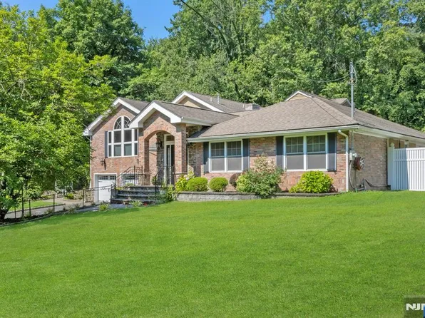15 Oak Trail Rd, Hillsdale, NJ 07642