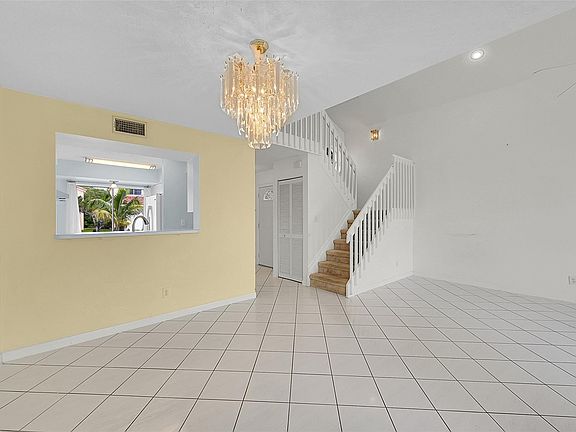 4th image of 1046 SE 6th Avenue