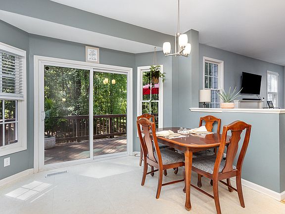 4th image of 1004 Chancellors Ridge Dr