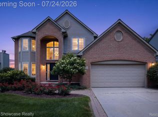 2810 Augusta Dr, Commerce Township, MI 48382