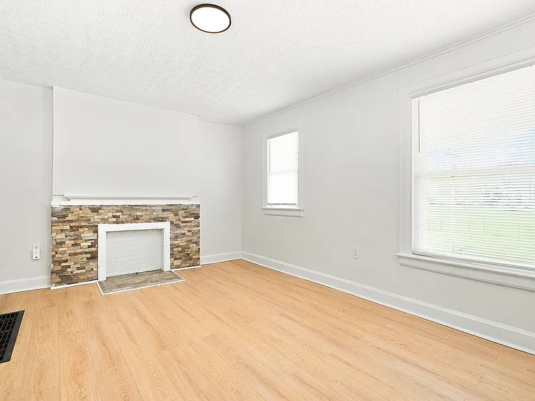 397 Catherine St — Photo 13