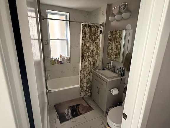 3rd image of 1118 N Oakley Blvd APT 1F