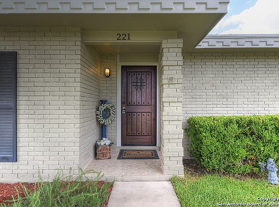 4th image of 221 Whispering Oaks