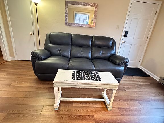 3rd image of 532 Wiltshire Blvd APT A