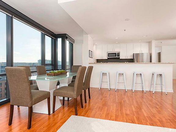 5th image of 250 King St Unit 852