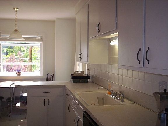 5th image of 315 Scott Ave