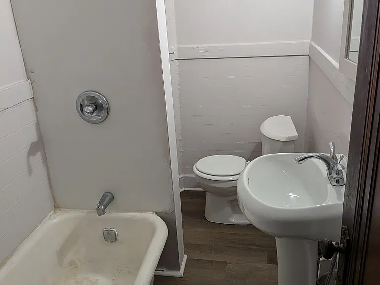 909 Chartiers Ave #2 — Photo 2