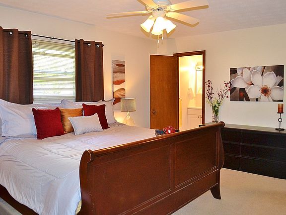 3rd image of 1801 Sandalwood Pl