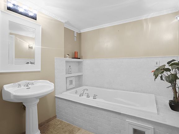3rd image of 913 Meadowridge Ct