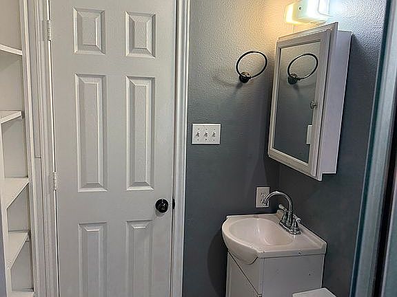 3rd image of 834 Nash St
