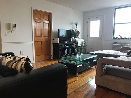 Rented by LDMI Realty Group LLC | media 10