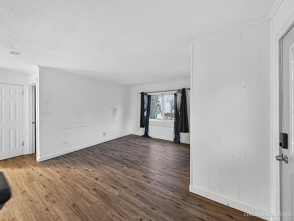 3rd image of 712 N Cedarwood Cir