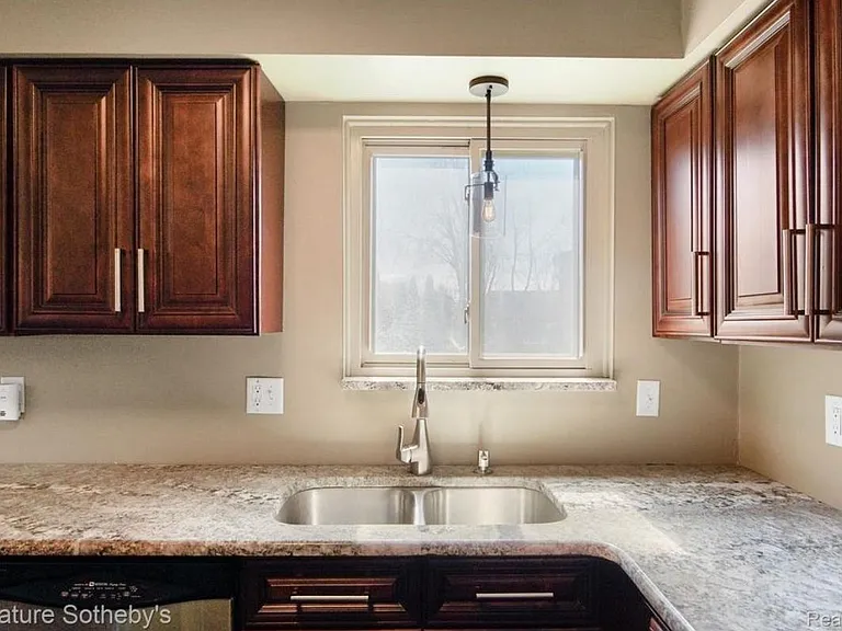 43603 Emrick Dr — Photo 6