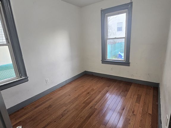 3rd image of 576 Hawthorne Ave #G1