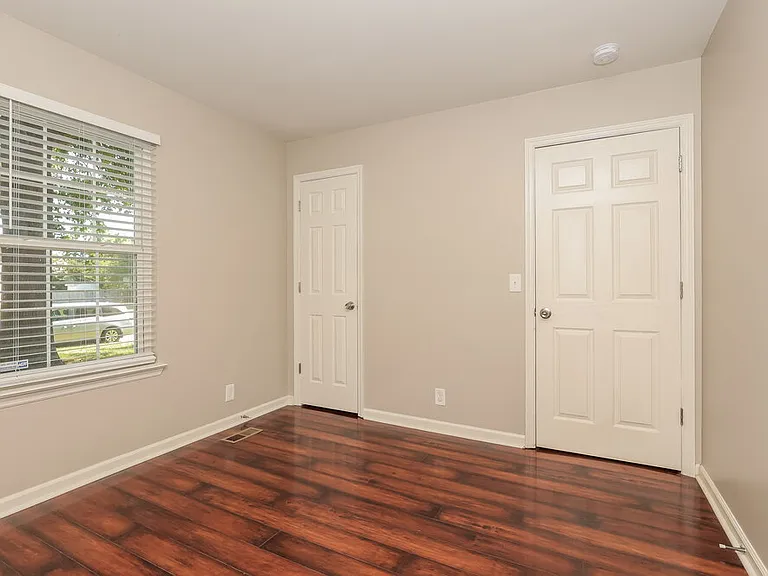 1002 Esquire Ct — Photo 16