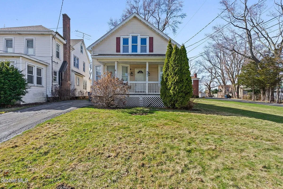 3 bed, 1.0 bath, 1100 sqft, $1,900 — Photo 1