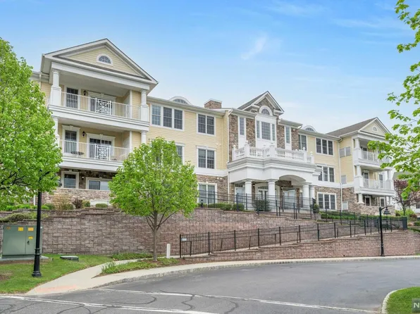 906 Four Seasons Ln #906, Woodcliff Lake, NJ 07677