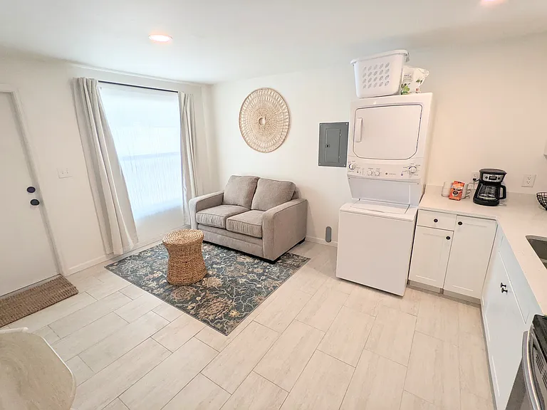2153 Bougainvillea St #B — Photo 3