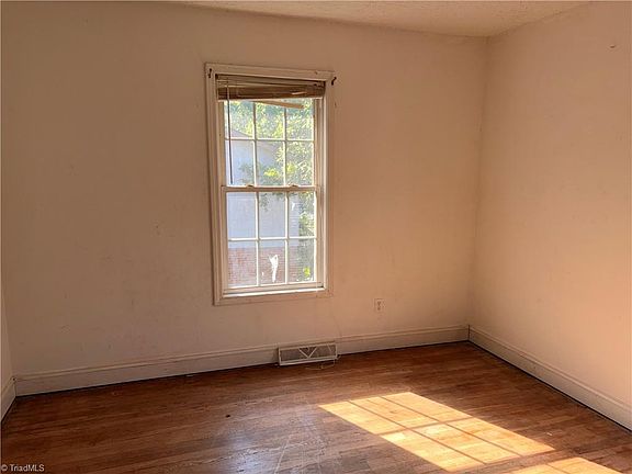 3rd image of 309 Wentworth St