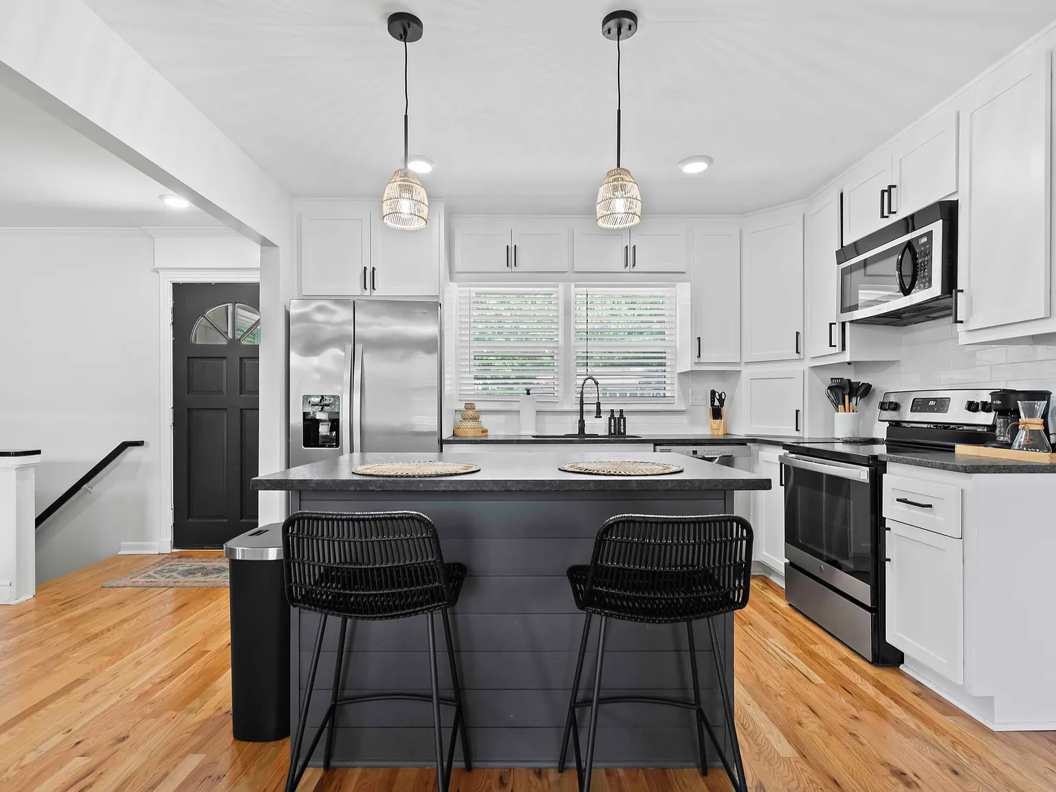 4 bed, 2.5 bath, 2700 sqft, $5,000 — Photo 4