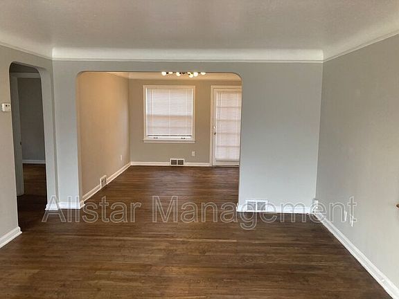 3rd image of 320 Halle Dr