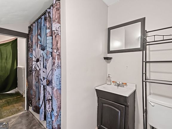 5th image of 107 Marchman St