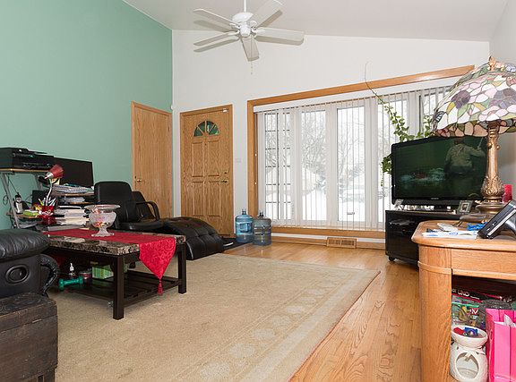 2nd image of 10530 Diversey Ave