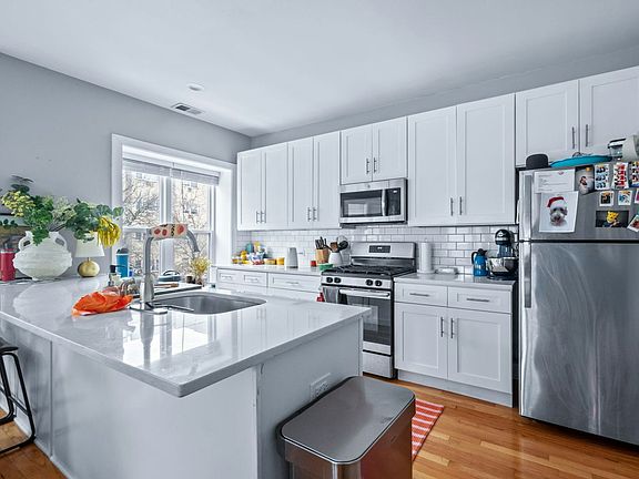 4th image of 612 W Stratford Pl #2F