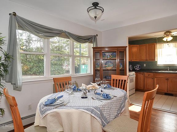 4th image of 401 Cambridge Ct