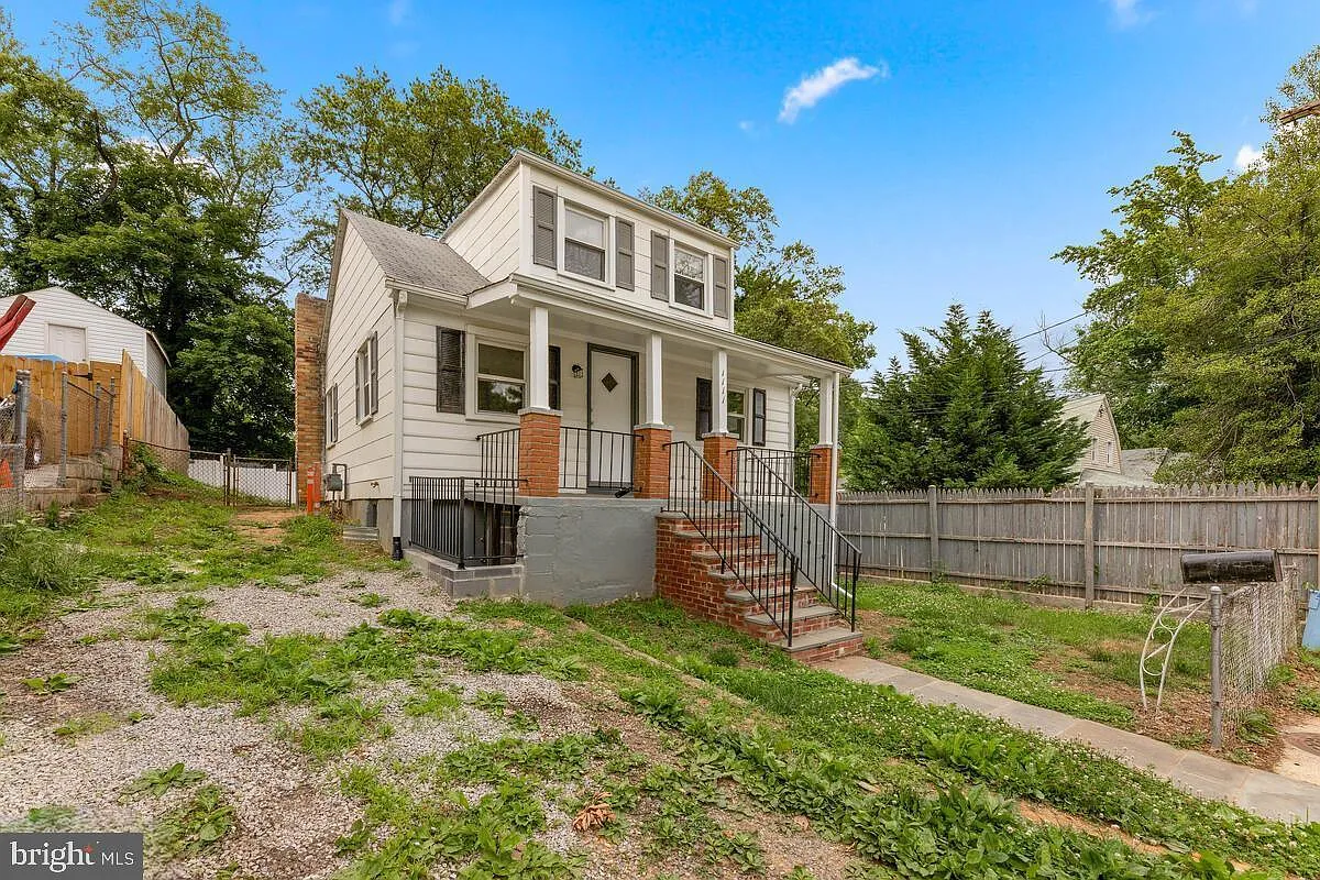 3 bed, 1.0 bath, 864 sqft, $1,900 — Photo 2