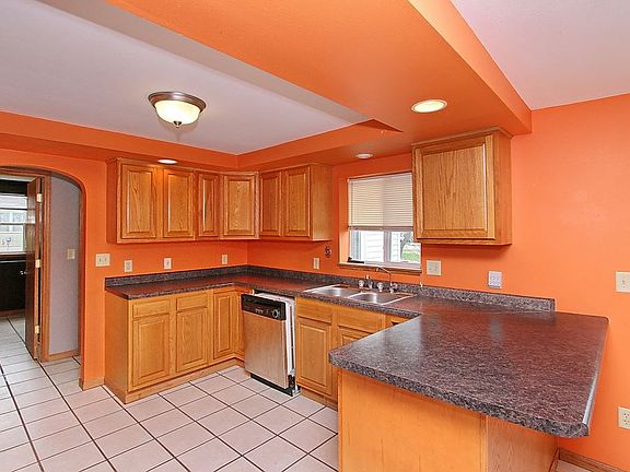 4th image of 525 N Dubuque St