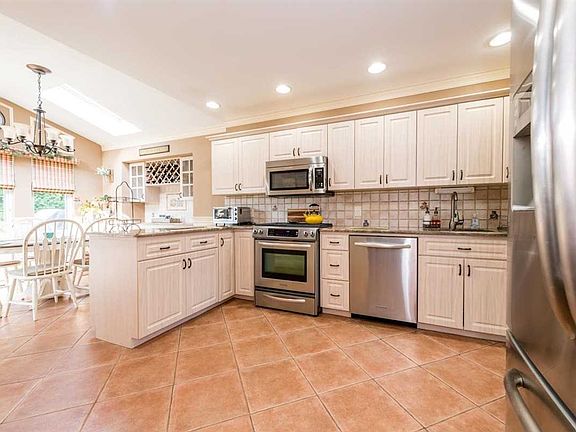 5th image of 122 James St