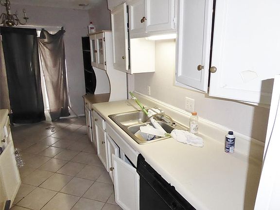 3rd image of 2400 Miramar Ct