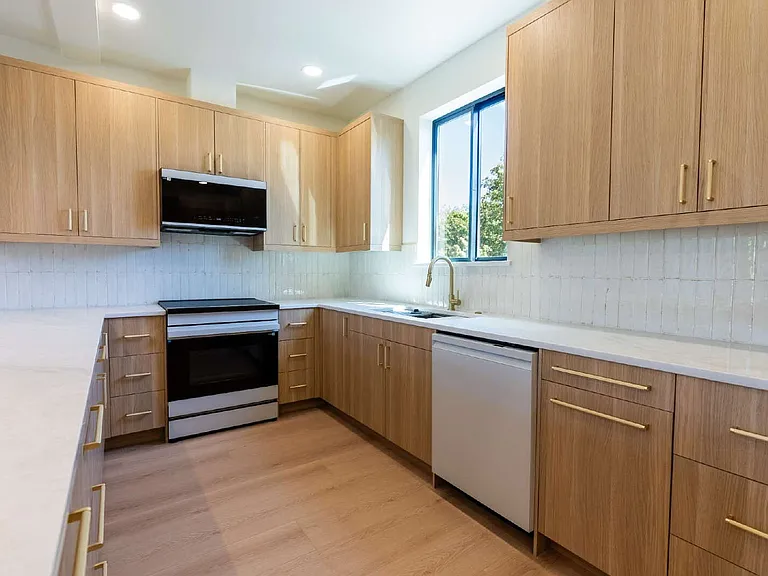 818 E 22nd Ave — Photo 13