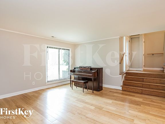 5th image of 104 Solway Ct