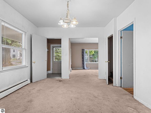 11th image of 409 E Harris St