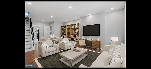 3 bed, 1.5 bath, 1094 sqft, $1,650 — Photo 2