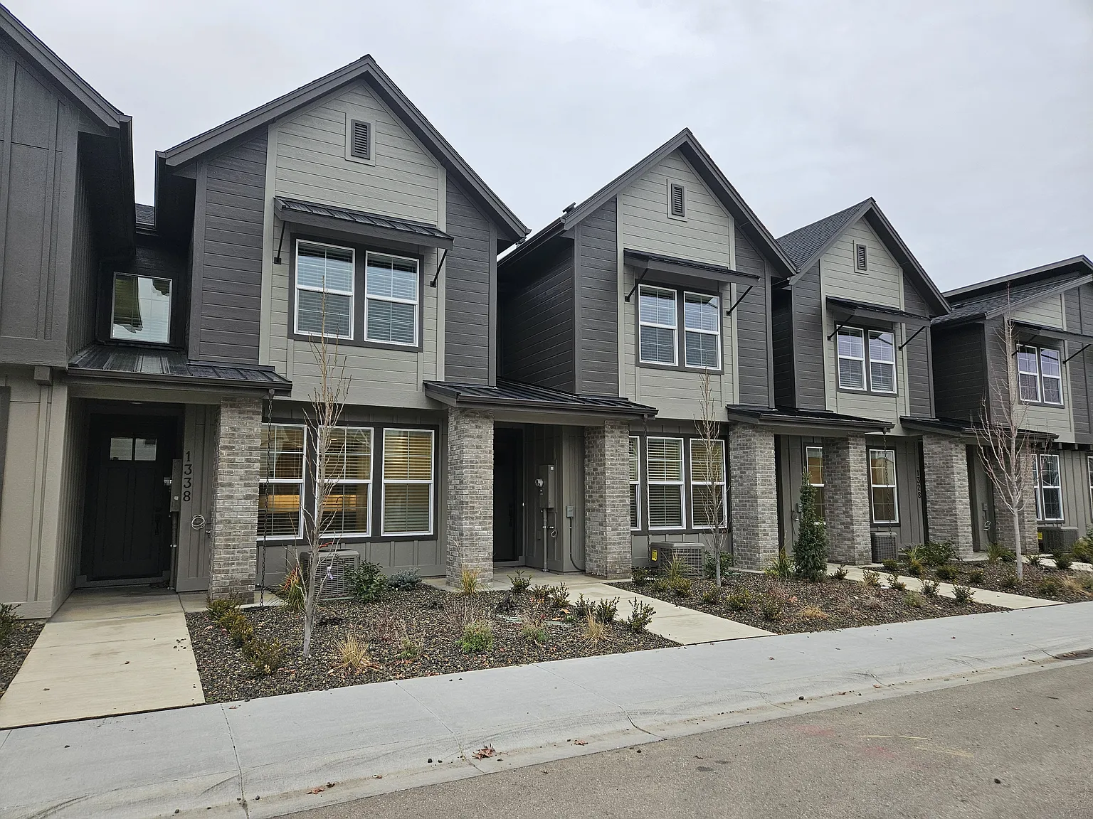 3 bed, 2.5 bath, 1700 sqft, $2,095 — Photo 1