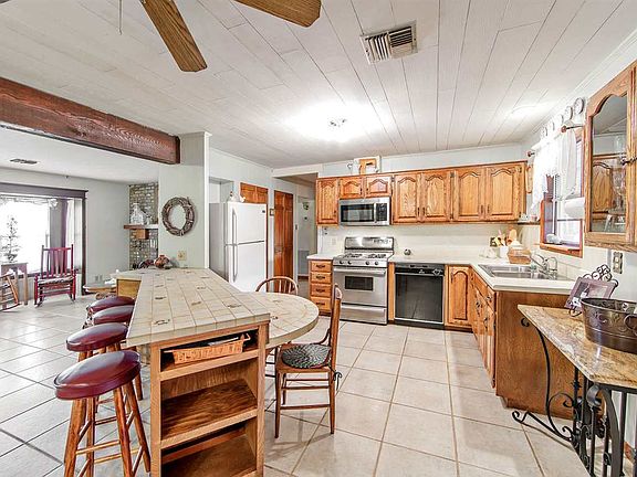 2nd image of 605 Oak Ln