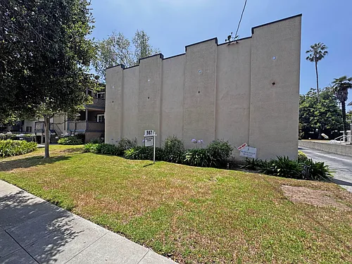 567 N Holliston Ave #1 Photo 1