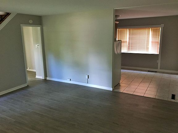 5th image of 2986 Dennis Ln