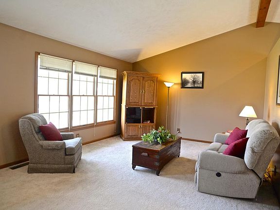 4th image of 8556 N Maple Ct