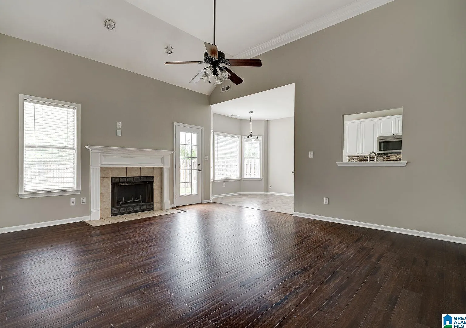 3 bed, 2.0 bath, 1441 sqft, $1,495 — Photo 3