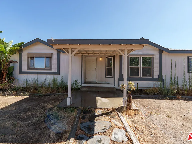 25120 Charina Ln — Photo 2
