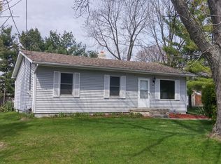 237 Armstrong St, Fenton, MI 48430