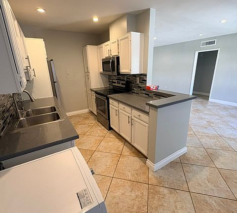 3rd image of 5328 Newcastle Ave