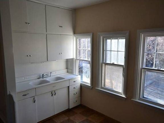 4th image of 305 Peasley St APT 3