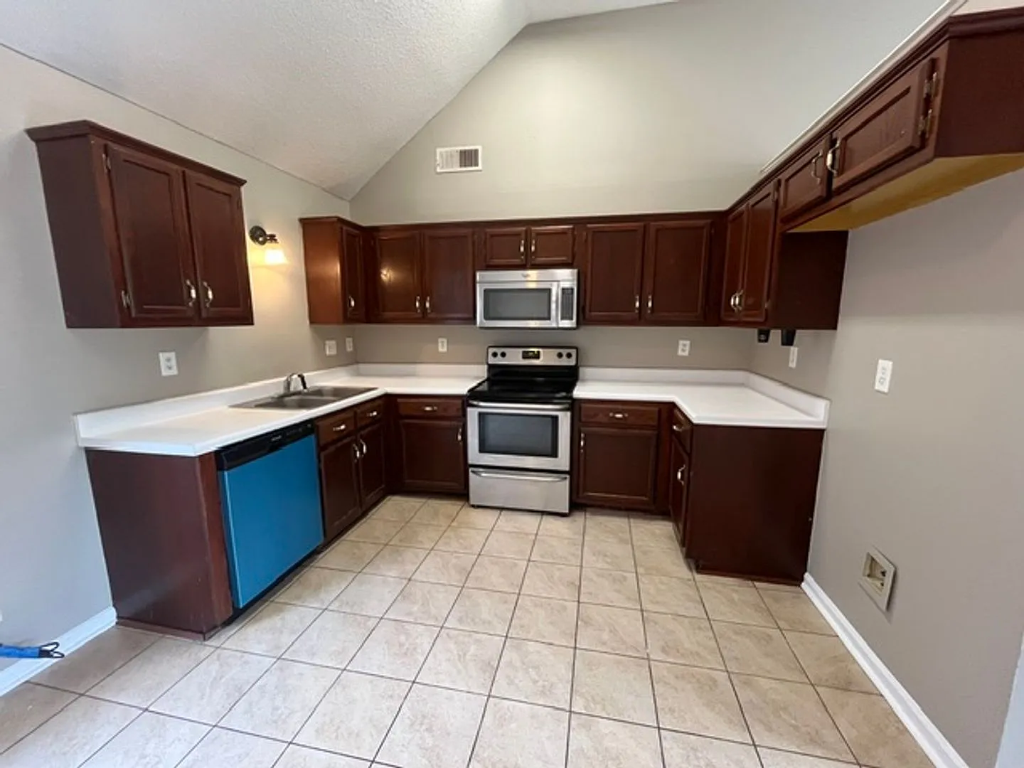 Renovated 3 Bedroom 2 Bath Home with 2 Car Garage for Rent! — Photo 4