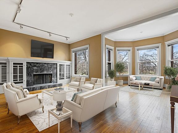 3rd image of 709 W Montrose Ave #2W
