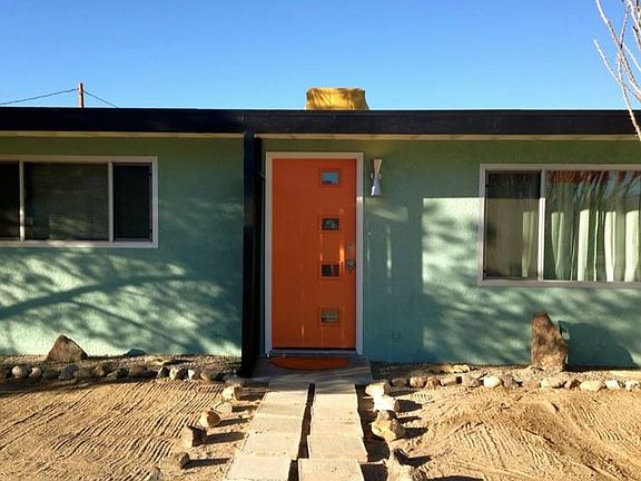 restored Oscar Bailey MCM home in a nice quiet area. Close to town, the 29n palms Marine Base and Joshua Tree National Park
